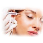 خانم در حال تزریق بوتاکس