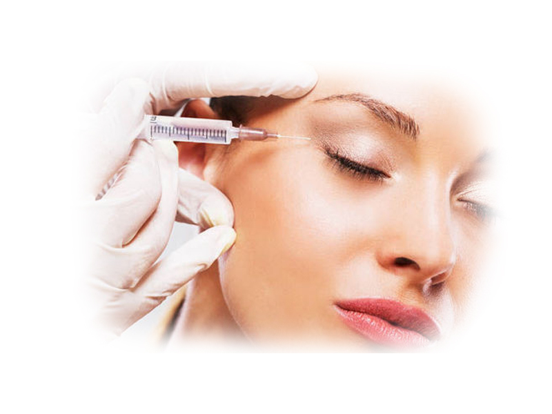 خانم در حال تزریق بوتاکس